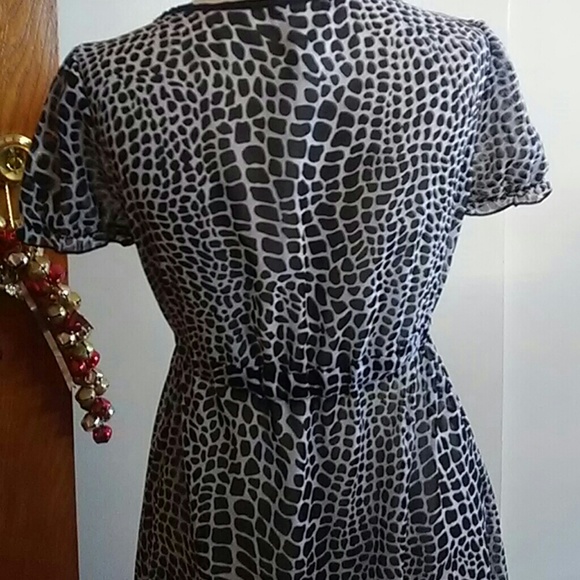 Leopard print top. Open front with tie. - Picture 2 of 2